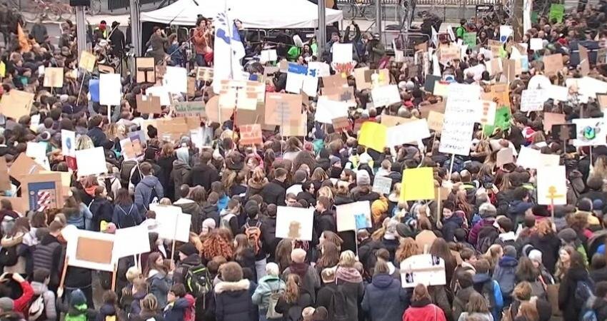 Almanya’nın büyük şehirlerinde on binlerce kişi, hükümetin enerji politikasını protesto