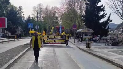 Amasya'da eğitimciler, Şanlıurfa ve Kahramanmaraş'ta okullarda gerçekleştirilen saldırıları protesto etti,