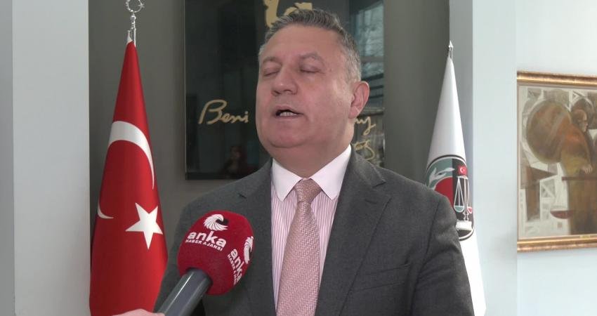 Ankara Barosu’nda 6 Şubat depremleri sempozyumu… Ceza hukukçusu Hasan Sınar: “Deprem davalarında ‘olası kast’ın öncelikli olarak ele alınması gerekiyor” Ceza hukukçusu Hasan Sınar, 6 Şubat 2023 depremlerinin üzerinden 3