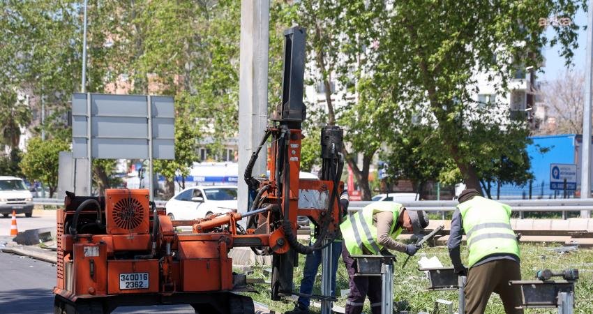 Antalya Büyükşehir Belediyesi, şehir trafiğini rahatlatmak amacıyla yaptığı çalışmaları sürdürüyor.