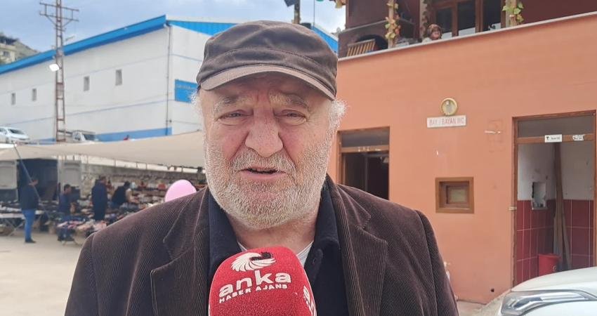 Ardanuç'ta kurulan halk pazarında alışveriş yapan vatandaşlar, artan fiyatlar karşısında