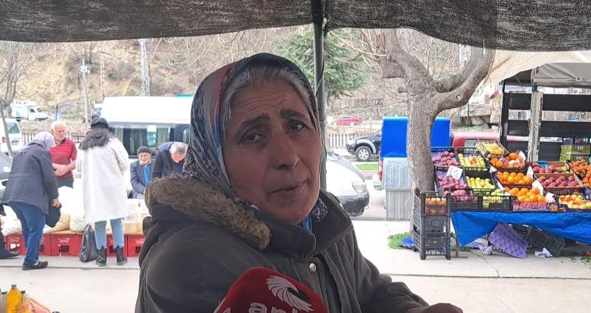 Artvinliler, İran savaşıyla yükselen akaryakıt fiyatlarının pazara yansıdığını anlattı: “Mazotun da etkisi var, savaşın da etkisi var. Ortalık Allah’a kalmış” Artvin’in Ardanuç ilçesindeki semt pazarı fiyatları üretici de tüketiciyi de