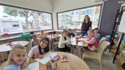 Ayvalık Belediyesi tarafından düzenlenen resim ve kara kalem atölyeleri, çocukların