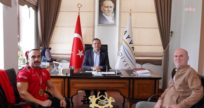 Ayvalıklı vücut geliştirme sporcusu Fatih Sevinmiş, Türkiye Şampiyonası’nda rakiplerini geride