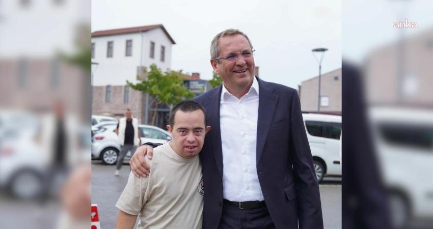 Ayvalık Belediyesi tarafından hayata geçirilen Engelsiz Kafe’de yarı zamanlı çalışan