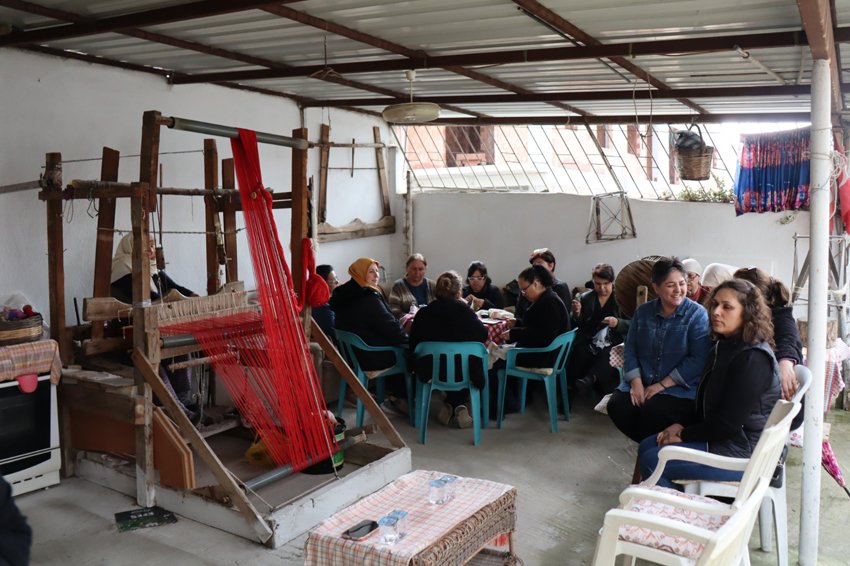 Muğla’da unutulmaya yüz tutan iğne oyası ve dokuma kadın emeğiyle yaşatılıyor Muğla’nın Menteşe ilçesine bağlı Bayır Mahallesi’nde, unutulmaya yüz tutan geleneksel