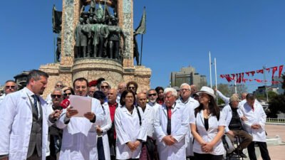 Dünya Veteriner Hekimler Günü nedeniyle Taksim Atatürk Anıtı'nda düzenlenen törenin