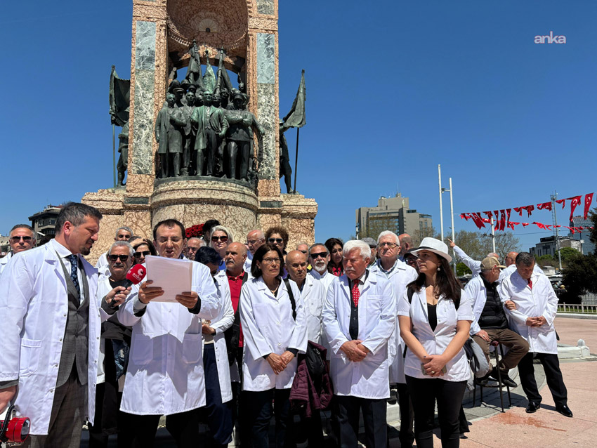 Veteriner hekimler Taksim’den seslendi: Gıda konusunda tüm devletler ciddi önlemler alırken, binlerce yıllık üretim geleneğimize sahip çıkılamadığı için giderek daha fazla dışa bağımlı hale gelinmektedir Dünya Veteriner Hekimler Günü nedeniyle Taksim Atatürk Anıtı'nda düzenlenen törenin