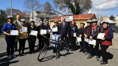 İBB Başkanvekili Nuri Aslan, İSPARK tarafından İstanbullulara ücretsiz olarak verilen