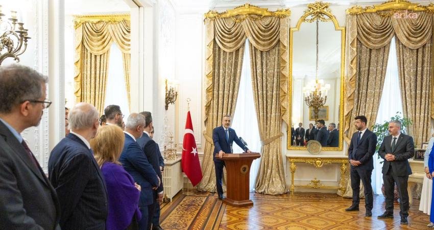 Dışişleri Bakanı Hakan Fidan, Londra'da Birleşik Krallık'ta yaşayan vatandaşlar ve