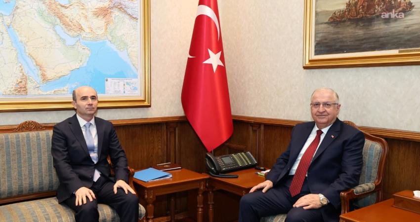 Bakan Güler, Büyükelçi Özcan’ı kabul etti Milli Savunma Bakanı Yaşar Güler, Türkiye'nin Kamboçya nezdindeki Punom Pen