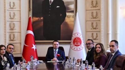 Bakan Gürlek, Türk Hukuk Enstitüsü heyetiyle görüştü Adalet Bakanı Akın Gürlek, Türk Hukuk Enstitüsü Genel Başkanı Cemil