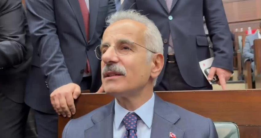 Bakan Uraloğlu’ndan Hürmüz’de bekleyen 14 Türk gemisine ilişkin açıklama: Sürekli iletişim halindeyiz. İnsani bir problemleri yok Ulaştırma ve Altyapı Bakanı Abdulkadir Uraloğlu, 14 sahipli Türk gemisinin