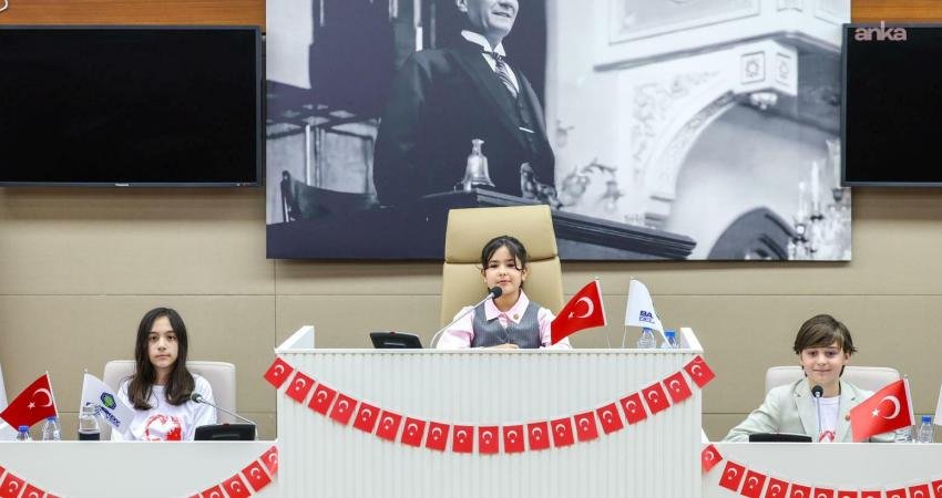 Bakırköy Belediyesi Çocuk Meclisi'nin 23 Nisan özel oturumunda, çocuklar daha gelişmiş