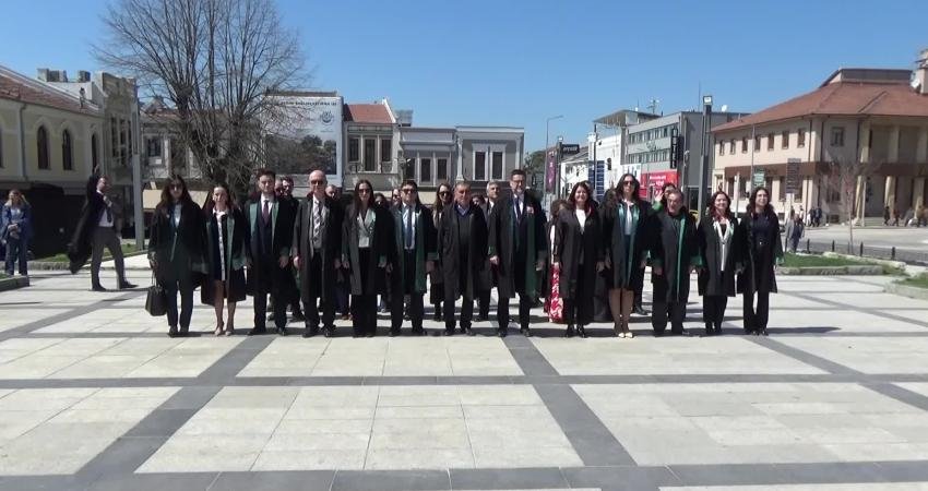 Balıkesir ve Edirne’de Avukatlar Günü törenleri: “Savunma zayıflarsa adalet zedelenir” Balıkesir ve Edirne Barolarına kayıtlı avukatlar 5 Nisan Avukatlar Günü