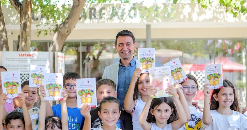 Bayraklı Belediyesi, Kütüphane Haftası kapsamında çocuklara kitap sevgisini aşılamak amacıyla