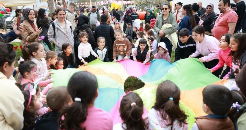 Bayraklı Belediyesi tarafından Kütüphane Haftası etkinlikleri kapsamında düzenlenen "Çocuk Kitap