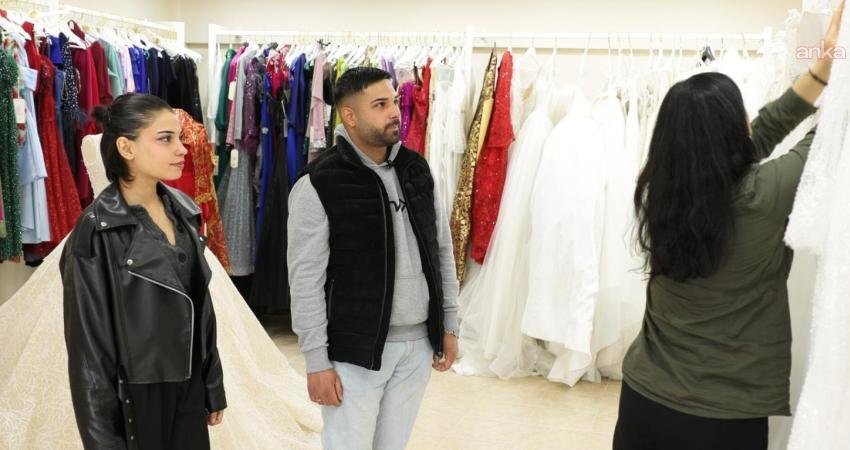 Bayraklı’da evlenecek çiftlere gelinlik ve damatlık desteği Bayraklı Belediyesi, evliliğe adım atmaya hazırlanan genç çiftleri desteklemeye devam