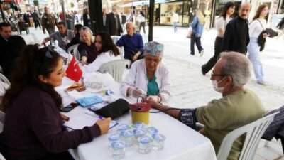 Dünya Sağlık Haftası kapsamında Bayraklı Belediyesi, sağlık hizmetlerini vatandaşlarla bir