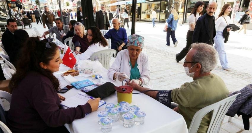 Dünya Sağlık Haftası kapsamında Bayraklı Belediyesi, sağlık hizmetlerini vatandaşlarla bir