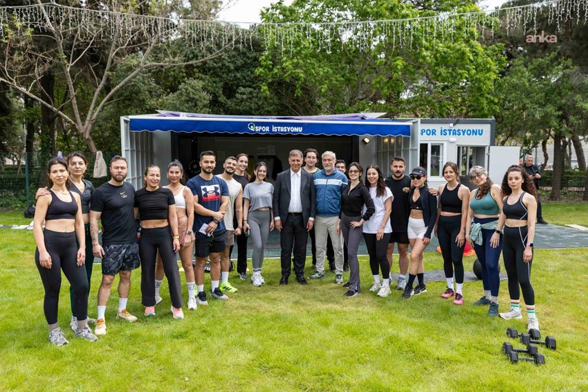 İzmir Büyükşehir Belediyesi’nin vatandaşlara ücretsiz ekipman sağlayarak sporun önündeki engelleri