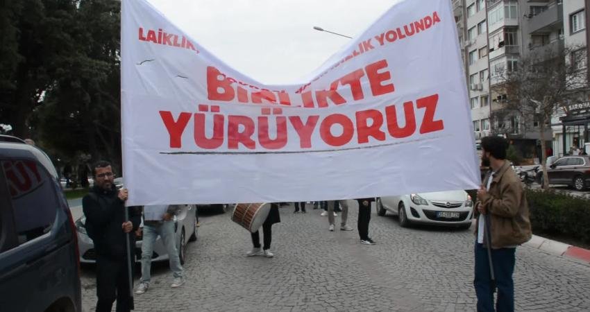 Bergama'da SOL Parti'nin öncülüğünde halk yürüyüşü düzenlendi. SOL Parti Sözcüsü Deniz