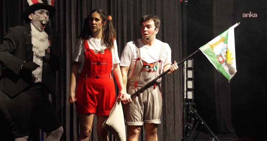 Beylikdüzü Belediyesi’nden nisan ayında zengin kültür sanat programı Beylikdüzü Belediyesi, nisan ayı boyunca tiyatro oyunlarından konserlere uzanan zengin