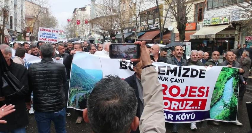 Bingöl’de “HES” protestosu: “Devlet ormanımıza, toprağımıza göz koyup; göz koyanlara karşı susuyor” Bingöl’de yüzlerce vatandaş, Göynük Çayı üzerine yapılması planlanan Hidroelektrik Santral