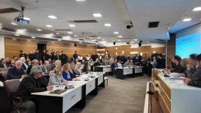 Bornova Belediye Meclisi'nin Başkan Ömer Ekşi başkanlığında yapılan nisan ayı