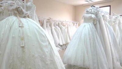 Bornova Belediyesi, ekonomik zorluk yaşayan genç çiftlere gelinlik desteğinde bulunuyor.