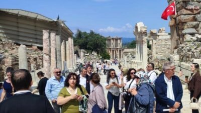 Bornova’daki kurumların iş birliğinde yürütülen Bornova Muhtarlar Akademisi kapsamında eğitimlerini tamamlayan muhtarlar
