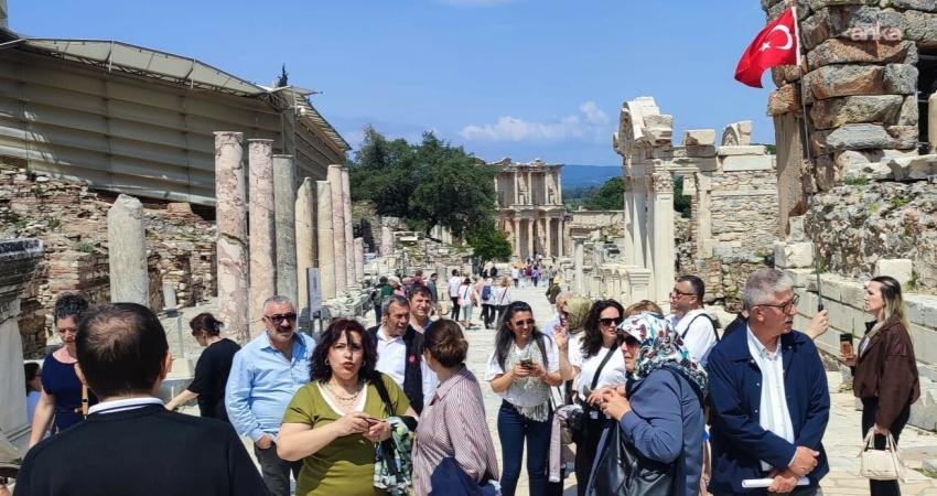 Bornova’daki kurumların iş birliğinde yürütülen Bornova Muhtarlar Akademisi kapsamında eğitimlerini tamamlayan muhtarlar