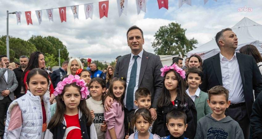 Bornova’da Belediyesi tarafından düzenlenen Geleneksel Uçurtma Şenliği, 23 Nisan’da binlerce
