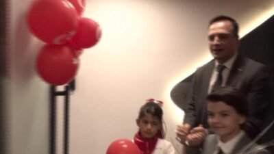 Bornova’da Belediye Başkanı Ömer Eşki, 23 Nisan kutlamalarında makamını temsili