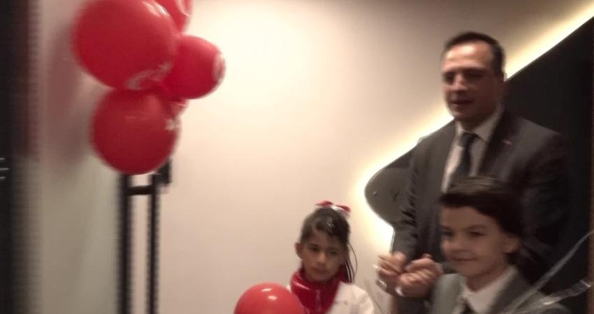 Bornova’da Belediye Başkanı Ömer Eşki, 23 Nisan kutlamalarında makamını temsili