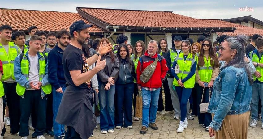 Bornova Belediyesi ve paydaş kurumların işbirliğiyle düzenlenen çevre temizliği etkinliğinde,