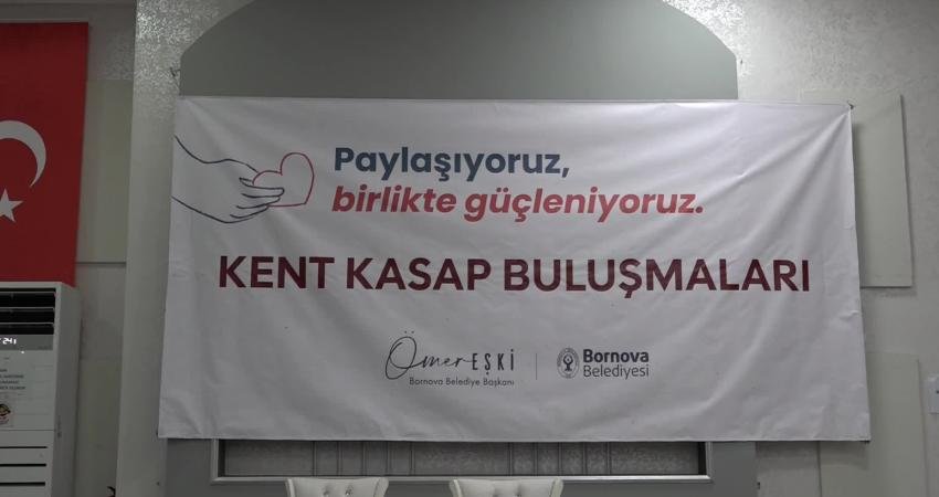 Bornova Belediyesi’nin Kent Kasap hizmetinden yararlanan vatandaşlar dayanışma yemeğinde bir