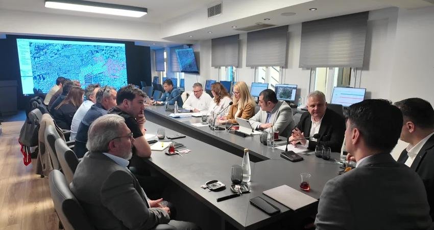 Bornova Belediye Başkanı Ömer Eşki, İZSU ve Gediz Elektrik yetkilileriyle