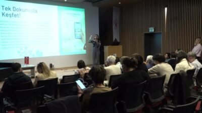 Bornova Belediyesi’nin düzenlediği "Kuşaklararası Öğrenme-Dijital Torun" etkinliğinde gençler, yaşlılara akıllı