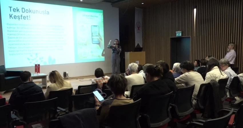 Bornova Belediyesi’nin düzenlediği "Kuşaklararası Öğrenme-Dijital Torun" etkinliğinde gençler, yaşlılara akıllı