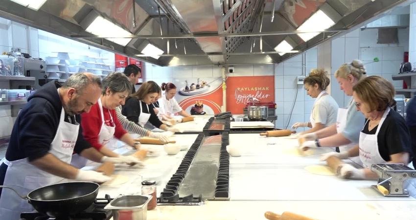 Bornova Belediyesi, düzenlediği mutfak atölyeleriyle katılımcılara pastacılık ve makarna yapımı