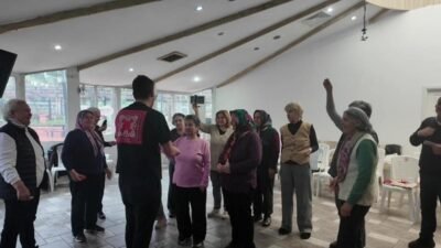 Bornova Belediyesi’nin Sağlıklı Yaş Alma Programı kapsamında düzenlenen yaratıcı drama