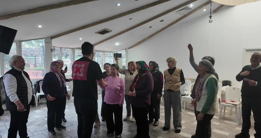 Bornova’da yaratıcı drama ile hayata yeniden katılım Bornova Belediyesi’nin Sağlıklı Yaş Alma Programı kapsamında düzenlenen yaratıcı drama