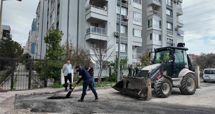 Bornova’da yol seferberliği: 90 günde 722 çukura müdahale edildi Bornova Belediye Başkanı Ömer Eşki, Evka-3 Mahallesi’nde yürütülen yol bakım