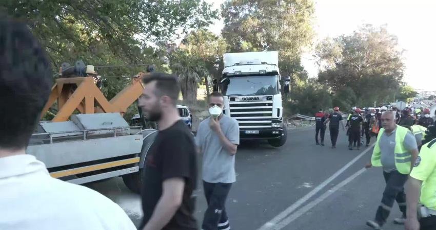 İzmir’in Bornova ilçesinde freni arızalandığı değerlendirilen tırın karşı şeride geçerek