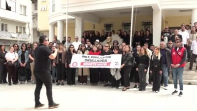 Bornova’dan, okullarda şiddete karşı tek ses: “Karanlığa teslim olmayacağız” Bornova Belediyesi bünyesindeki eğitim emekçileri, Şanlıurfa ve Kahramanmaraş’taki okul saldırılarını