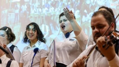 Sanatın birleştirici gücü Buca’da sahneye yansıdı. Buca Belediyesi’nin ev sahipliğinde