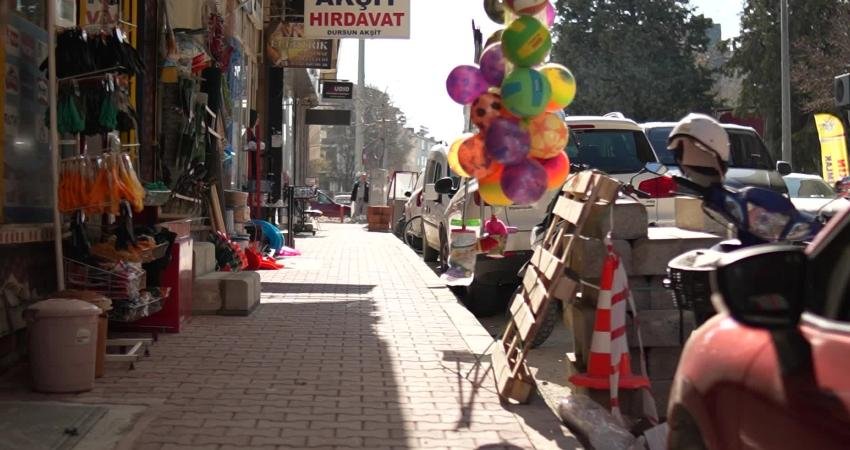 Burdur Belediye Başkanı Ercengiz’den Gökdemir Sokak esnafına ziyaret Burdur Belediye Başkanı Ali Orkun Ercengiz, Gökdemir Sokak’ta sürdürülen kaldırım
