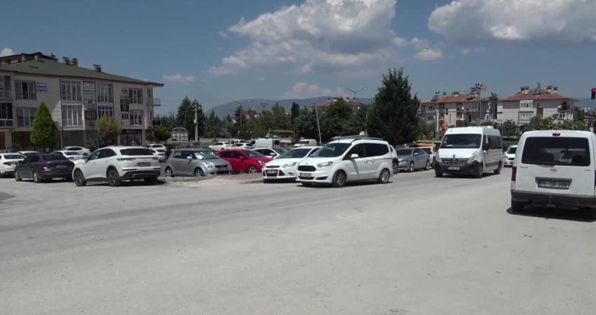 Burdur’da kadın cinayeti davasında karar: 2 sanığa ağırlaştırılmış müebbet, eşe beraat Burdur’da 2 çocuk annesi Özge Bedir Çetin’in (35) bıçaklanarak öldürülmesine