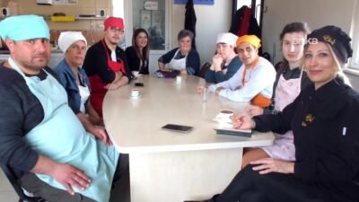 Burhaniye’de mutfağa giren “özel gençler” pide ve pizza yaptı Balıkesir’in Burhaniye ilçesinde Halk Eğitimi Merkezi tarafından düzenlenen yemek kursunda